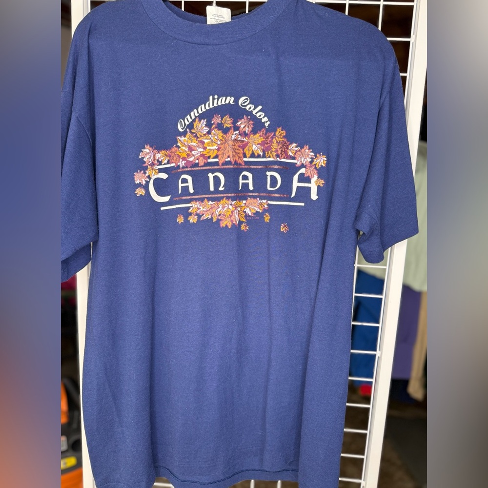 Vintage 80s/90s single Stitched Canadian t-shirt.